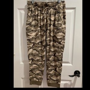 Torrid size 00 camo cropped pants NWT